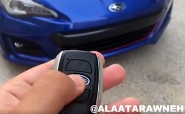 بالفيديو: شاب يغيّر لون سيارته بكبسة زر... ويصدم الجميع بعدها! 